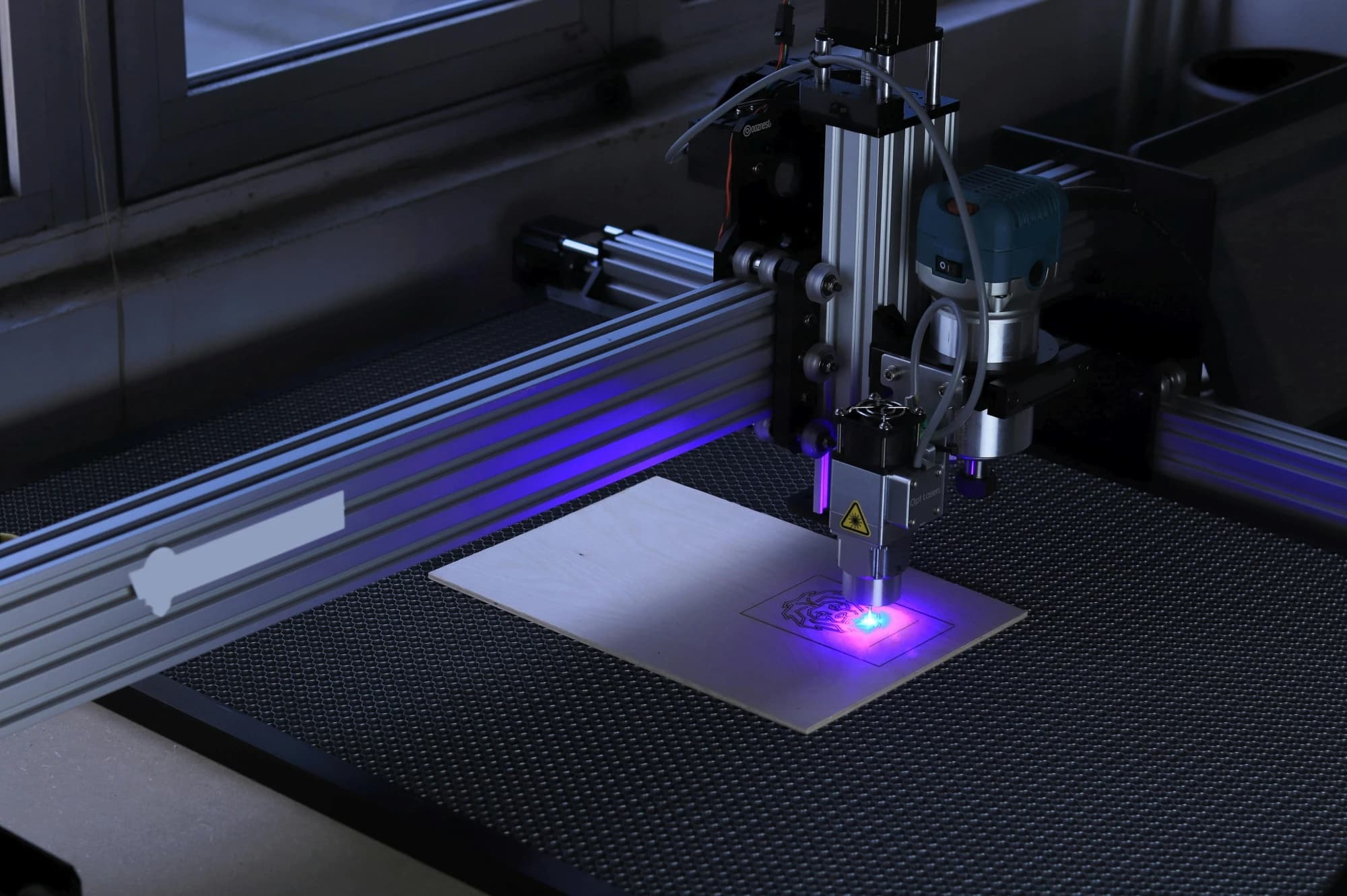 Máquina de grabado láser en nuestro taller
