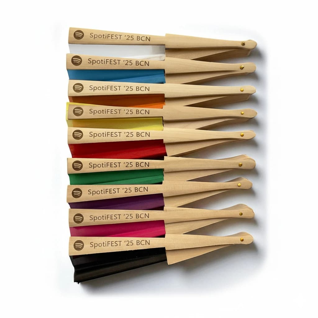 Abanicos de madera grabados para eventos y festivales