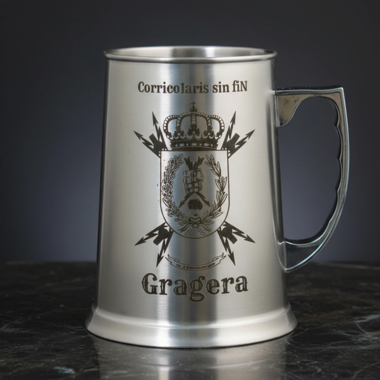 Jarra de cerveza grabada con escudo o logotipo